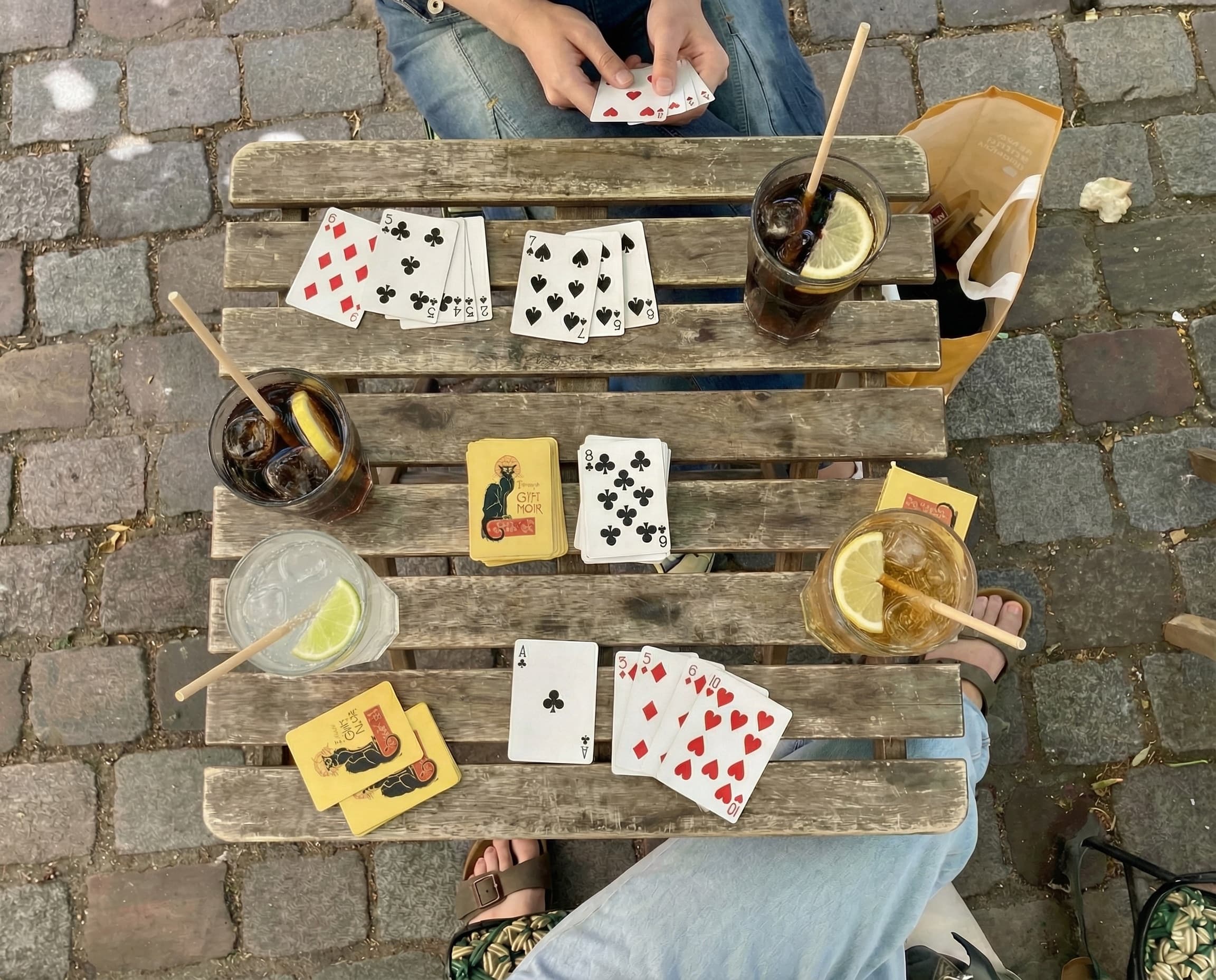 Venner omkring et bord
